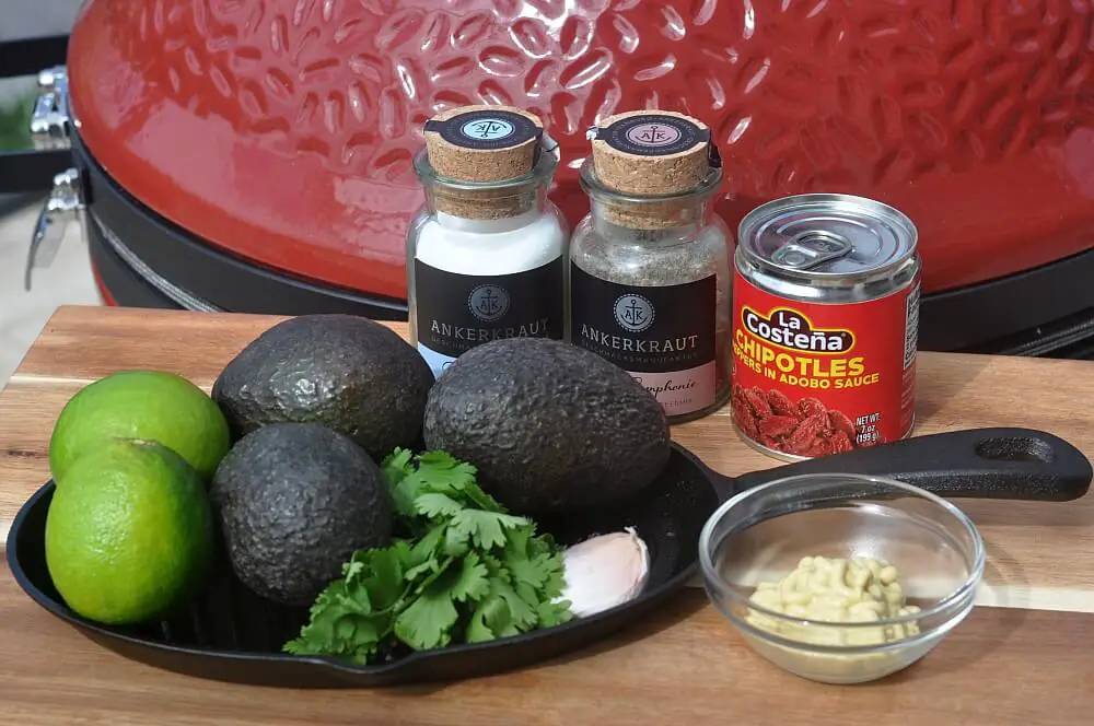 Alle Zutaten für gegrillte Avocado mit Pura Vida Sauce auf einen Blick