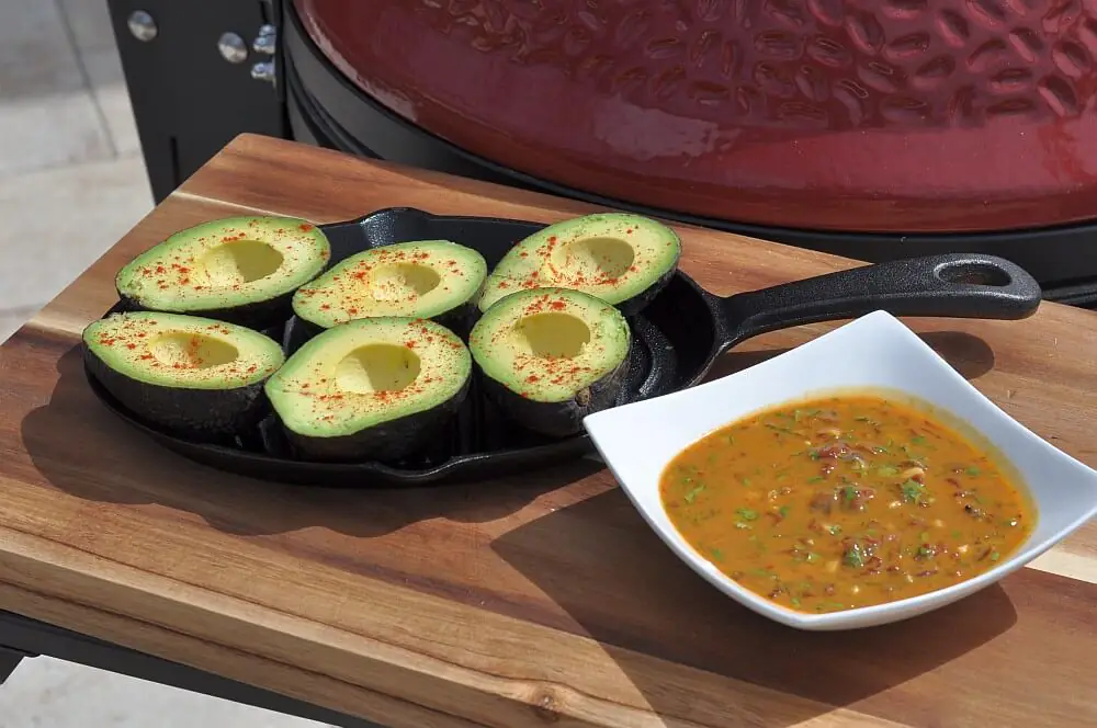 Die Avocados sind bereit für den Grill