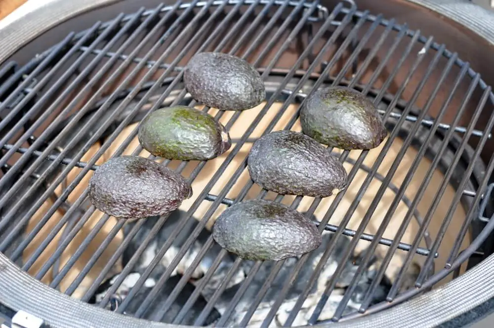 Die Avocados werden direkt gegrillt
