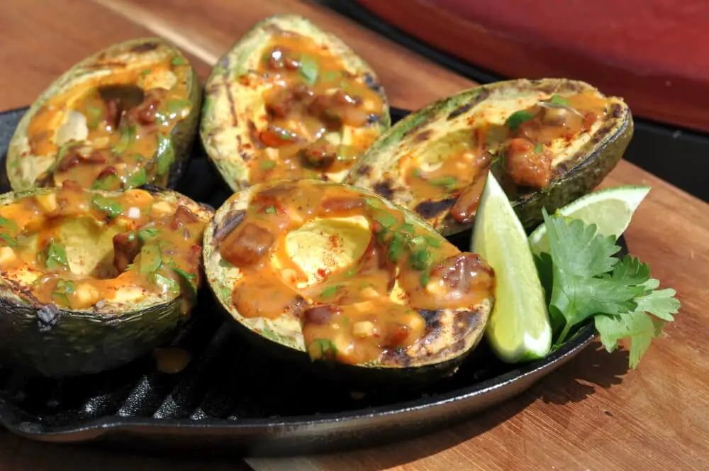 Gegrillte Avocado mit Pura Vida Sauce