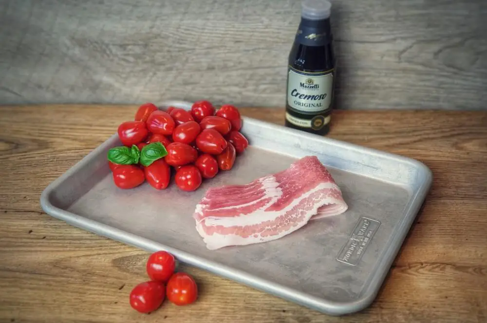 Alle Zutaten für Bacon-Tomaten auf einen Blick