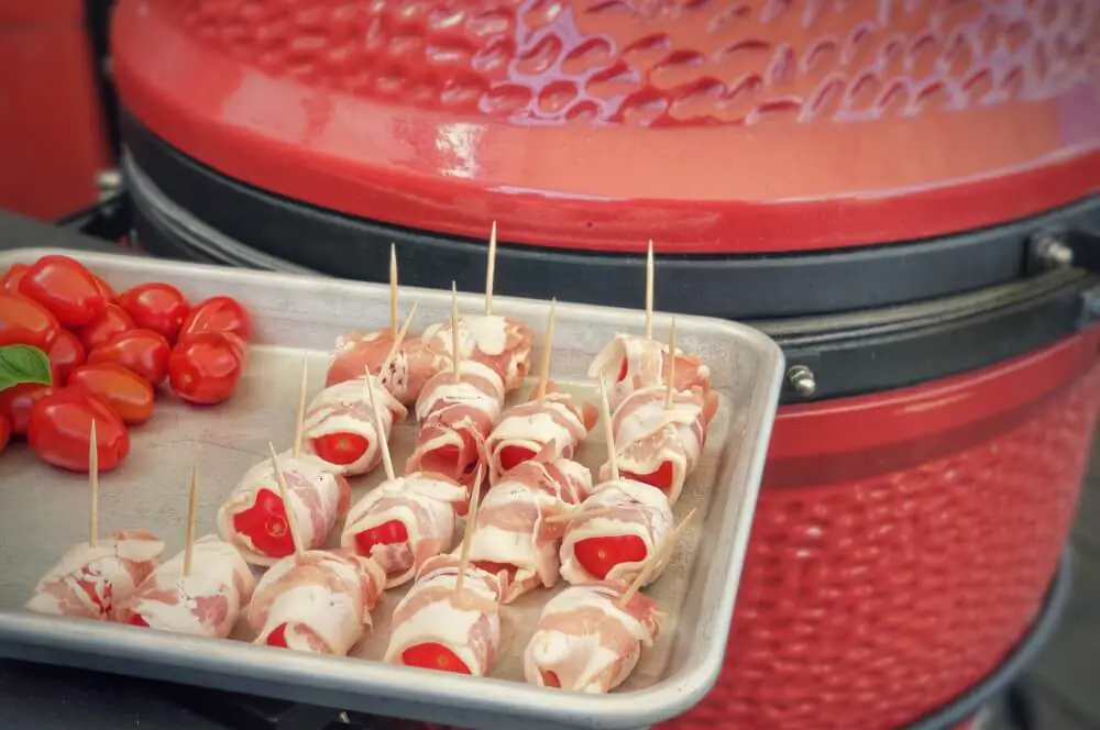 Der Bacon wird mit Zahnstochern fixiert