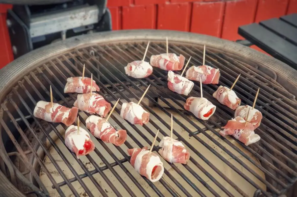 Die Bacon-Tomaten werden indirekt gegrillt