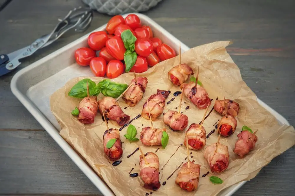 Bacon-Tomaten mit Basilikum und Balsamico-Creme
