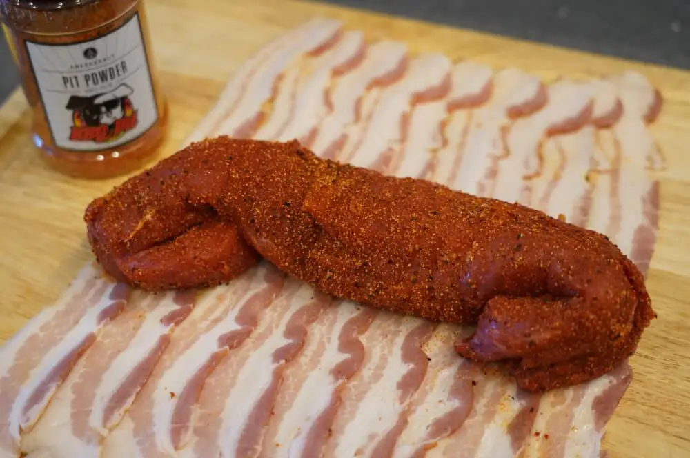 Schweinefilet im Speckmantel - innen saftig, außen knusprig! 2 Das Schweinefilet wird mit BBQ-Rub gewürzt und in Bacon gewickelt