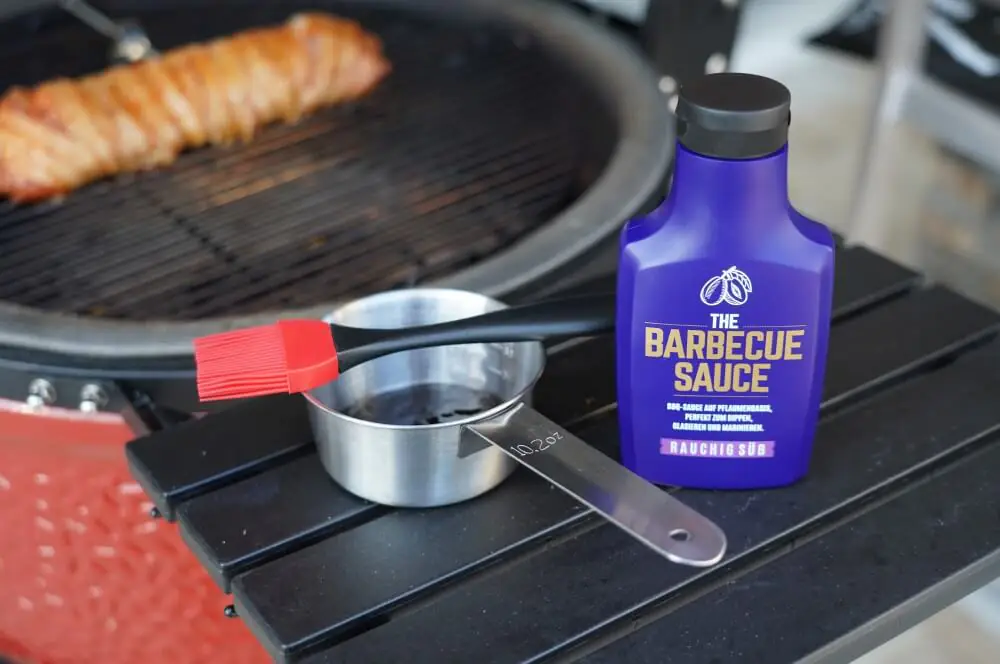 Schweinefilet im Speckmantel - innen saftig, außen knusprig! 4 Nach rund 25 Minuten wird das Filet mit Barbecue Sauce glasiert