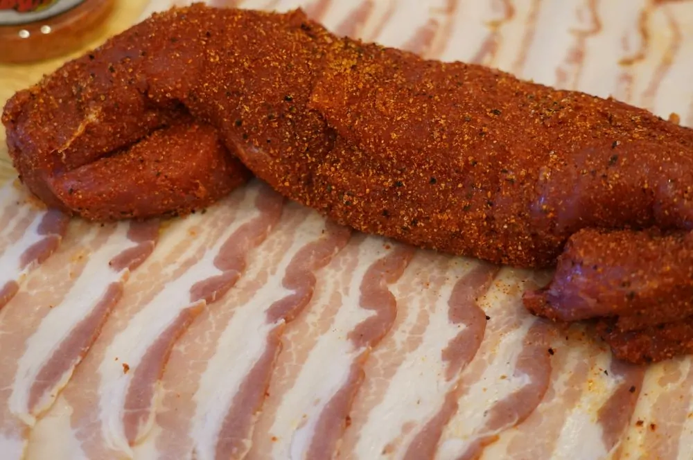Schweinefilet im Speckmantel - innen saftig, außen knusprig! 1 Das Schweinefilet wird mit BBQPit-Pork gewürzt