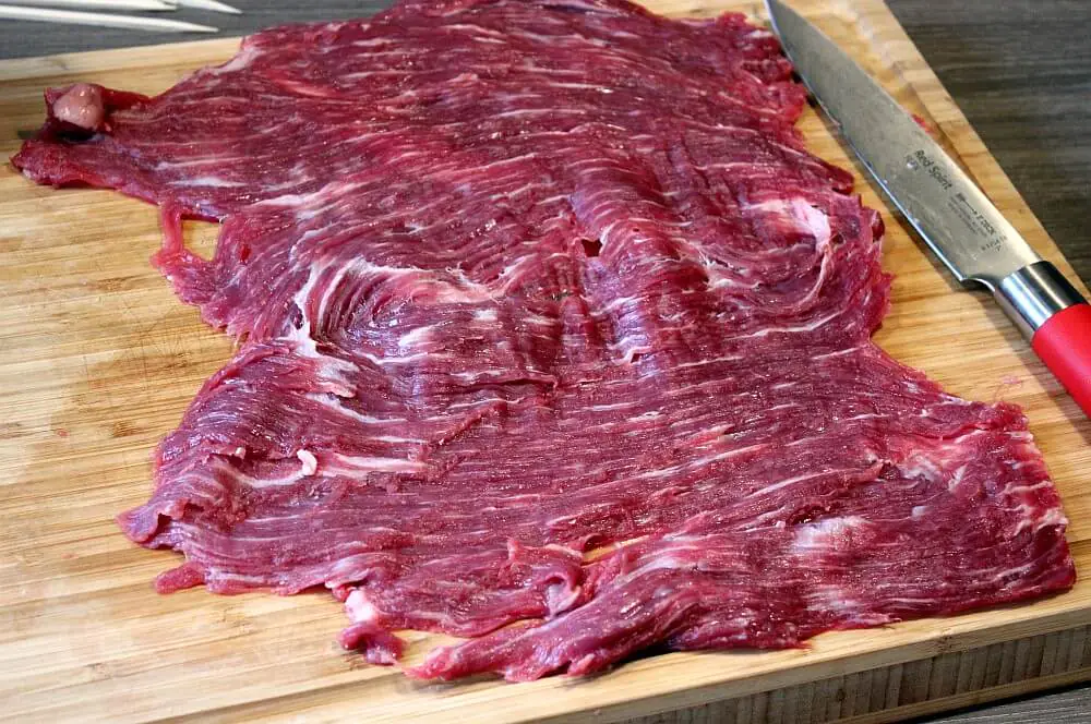 Flank Steak Lollies mit Cheddar und Rucola 3 Das Flank Steak wird aufgeschnitten