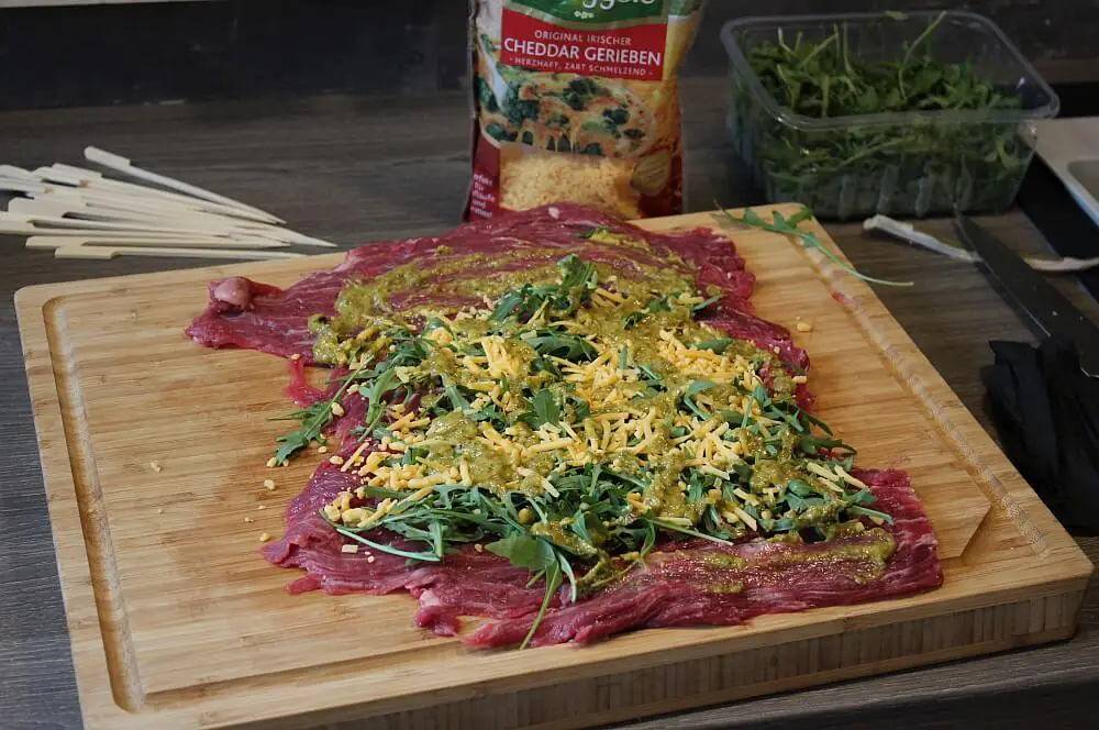 Flank Steak Lollies mit Cheddar und Rucola 4 Die Füllung wird aufgetragen