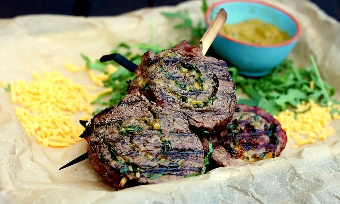 Flank Steak Lollies mit Cheddar und Rucola | BBQPit.de