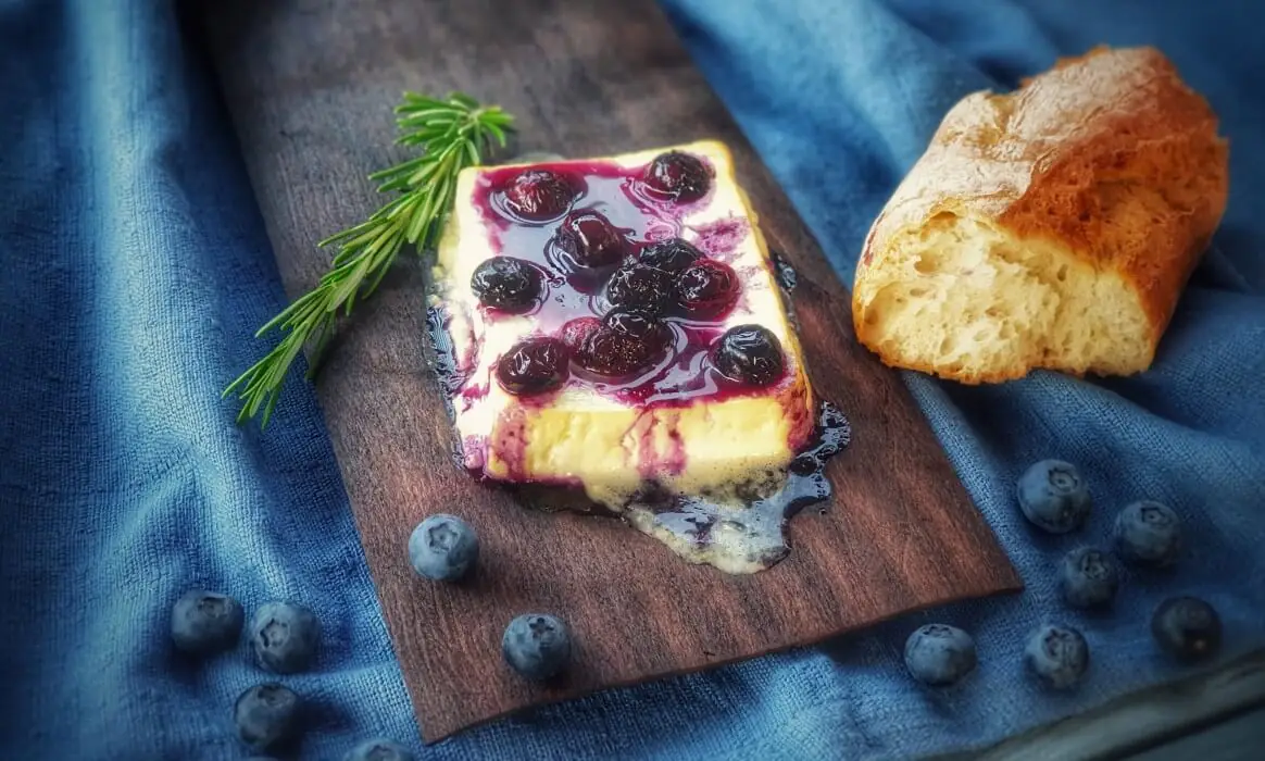 Gegrillter Feta Käse mit Blaubeeren von der Planke | BBQPit.de gyros-schichtbraten-Gegrillter Feta Kaese Planke Blaubeeren-Gyros-Schichtbraten mit Feta und Zwiebeln