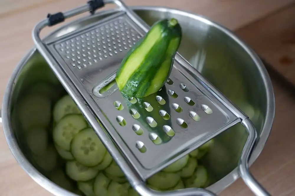 Die Gurke wird gehobelt