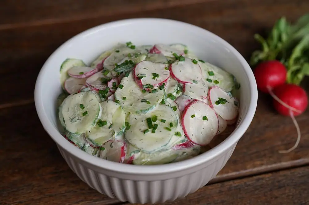 Radieschen-Gurkensalat