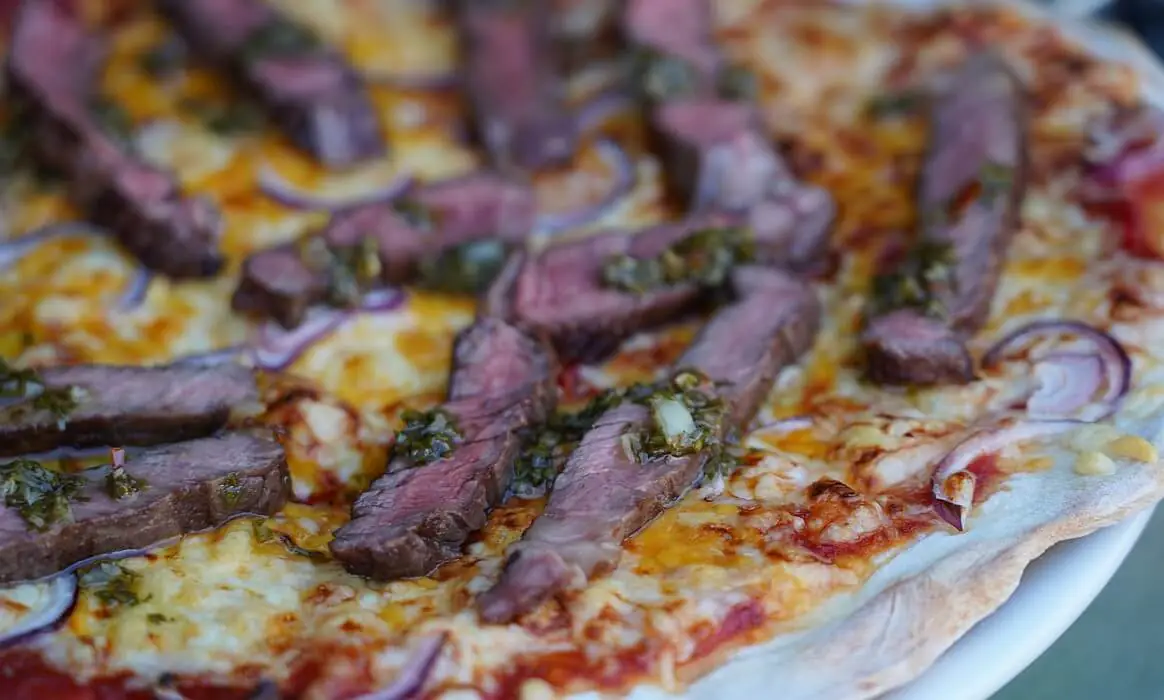 Steak-Pizza - Pizza mit Steakstreifen und Chimichurri | BBQPit.de gewinne ein moesta-bbq pizzacover flex-Steak Pizza-Gewinne ein Moesta-BBQ Pizzacover Flex im Wert von 209€