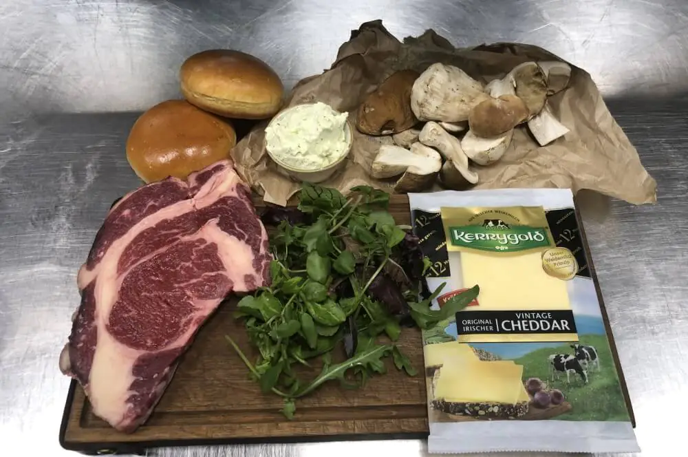 Steinpilz-Burger mit Vintage Cheddar und Wildkräutersalat 1 Alle Zutaten für Steinpilz-Burger auf einen Blick