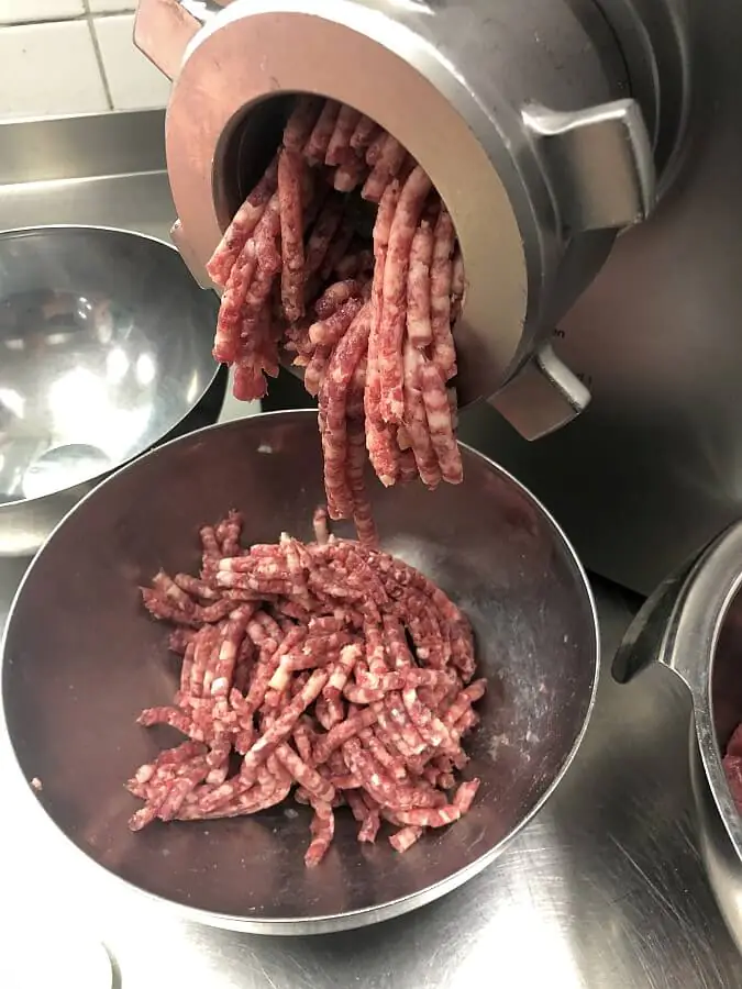 Steinpilz-Burger mit Vintage Cheddar und Wildkräutersalat 2 Das Fleisch wird frisch gewolft