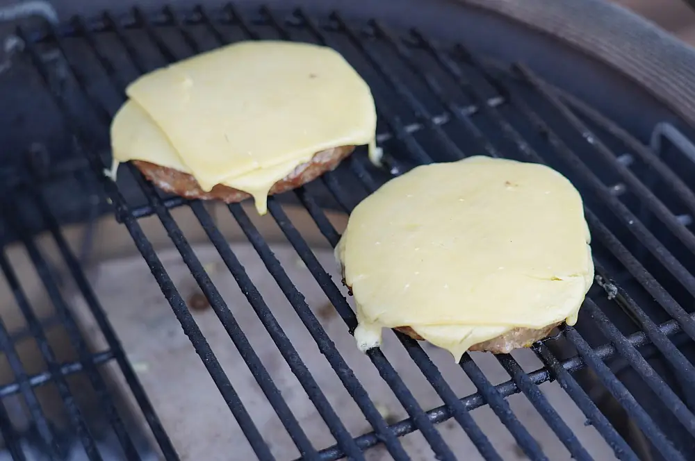 Steinpilz-Burger mit Vintage Cheddar und Wildkräutersalat 3 Der Vintage Cheddar wird auf den Patties angeschmolzen