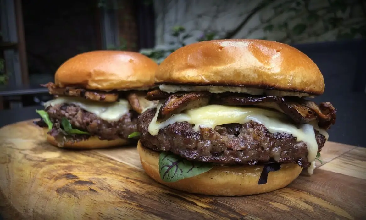Steinpilz-Burger mit Vintage Cheddar und Wildkräutersalat | BBQPit.de
