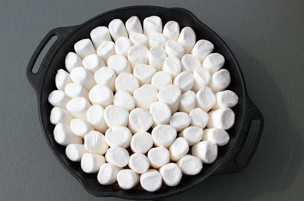 S'Mores Dip - Die unverschämt süße Leckerei aus den USA 3 Die Marshmallows werden senkrecht in die Pfanne gestellt