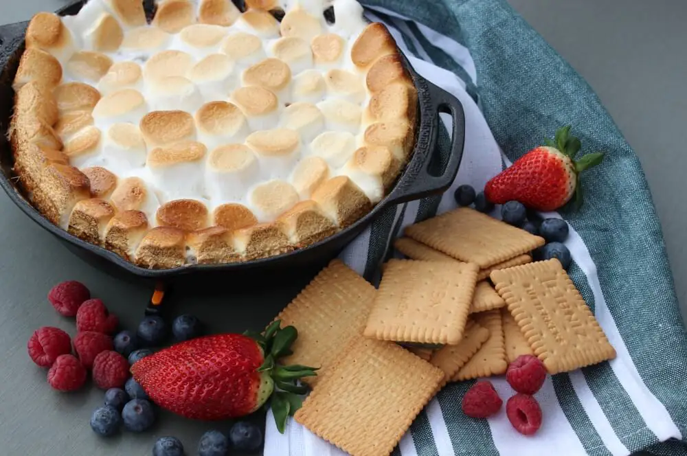 S'Mores Dip - Die unverschämt süße Leckerei aus den USA 4 S'Mores-Dip mit Butterkeksen und frischen Früchten
