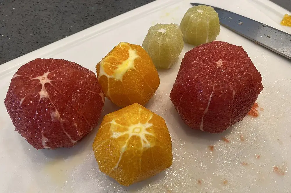 Zitrus-Salsa mit Orangen, Grapefruits und Limetten 2 Die Schale der Früchte wird samt weißer Haut abgeschnitten