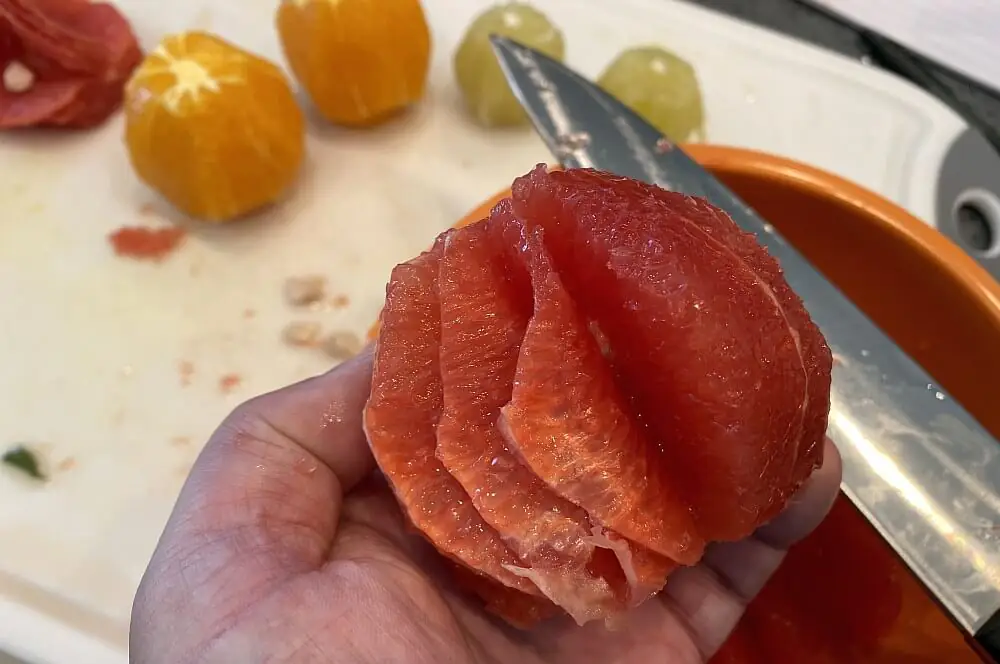 Zitrus-Salsa mit Orangen, Grapefruits und Limetten 3 Die Grapefruits werden filetiert