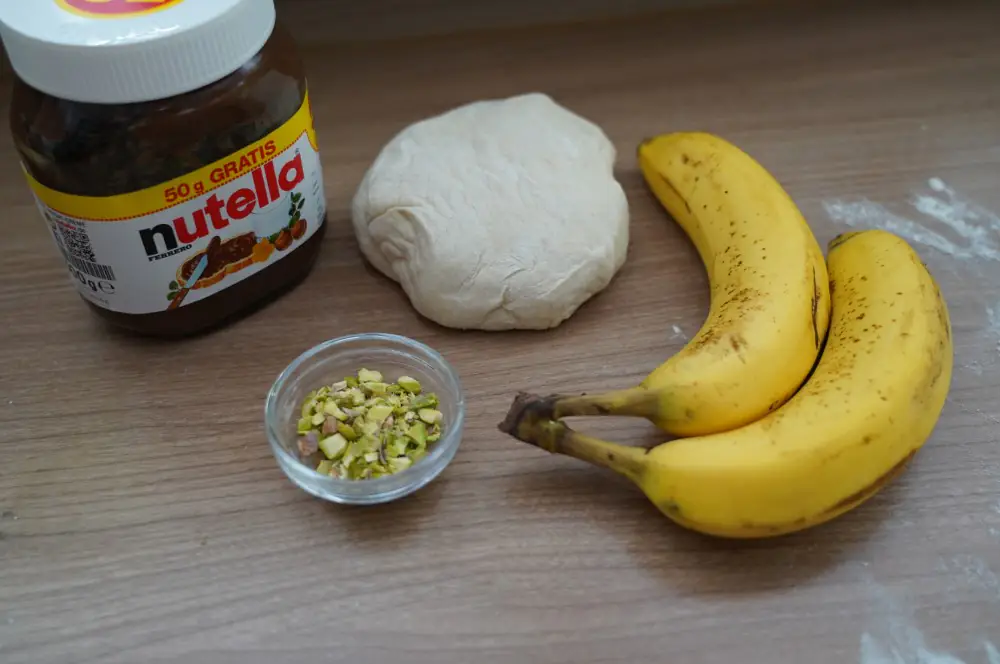 Süße Pizza mit Schokolade, Bananen und Pistazien 1 Alle Zutaten für süße Pizza auf einen Blick