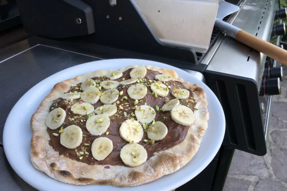 Süße Pizza mit Schokolade, Bananen und Pistazien 4 Süße Pizza vom Grill mit Nutella und Banane