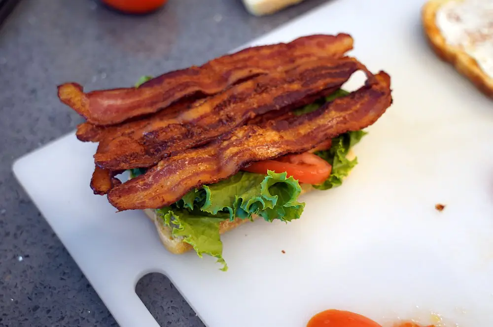 BLT-Sandwich (Bacon, Lettuce, Tomato) 3 Das Sandwich wird belegt