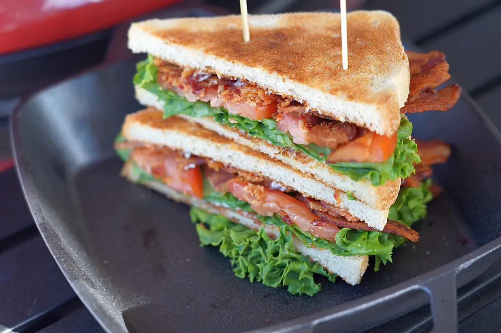 BLT-Sandwich (Bacon, Lettuce, Tomato) 4 BLT-Sandwich mit Bacon, Salat und Tomate