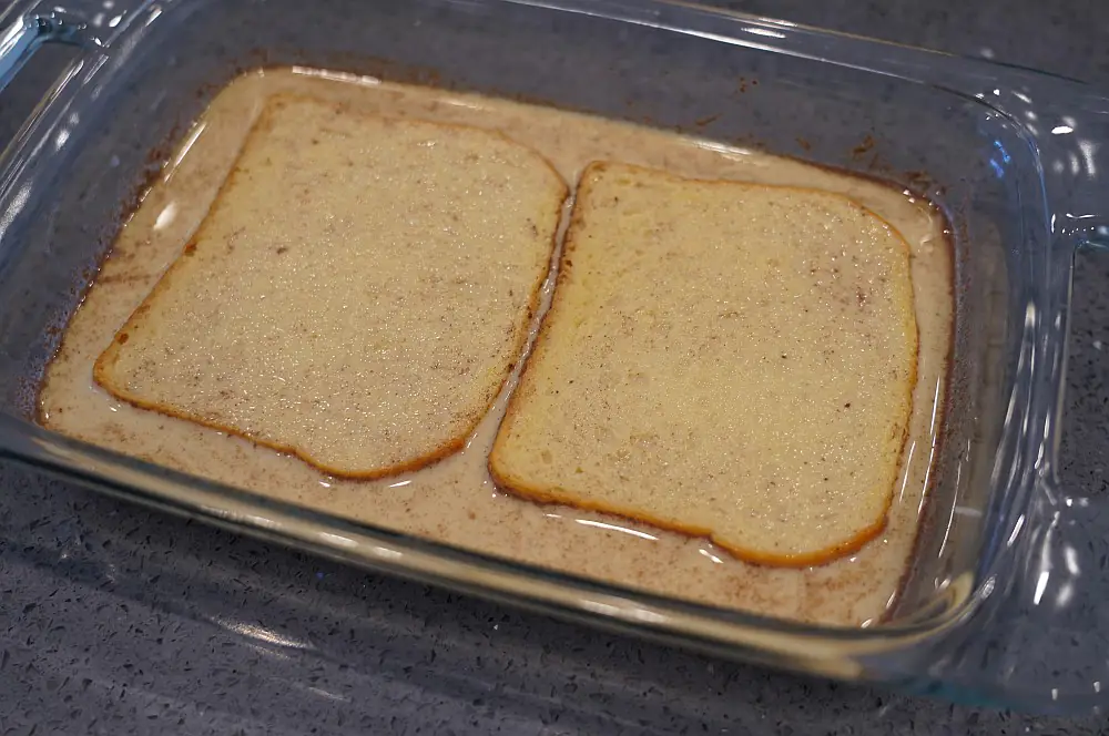 Die Brot wird in die Ei-Milch-Mischung gelegt