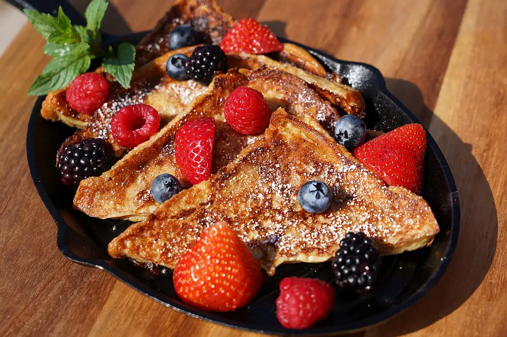 French Toast mit frischen Früchten