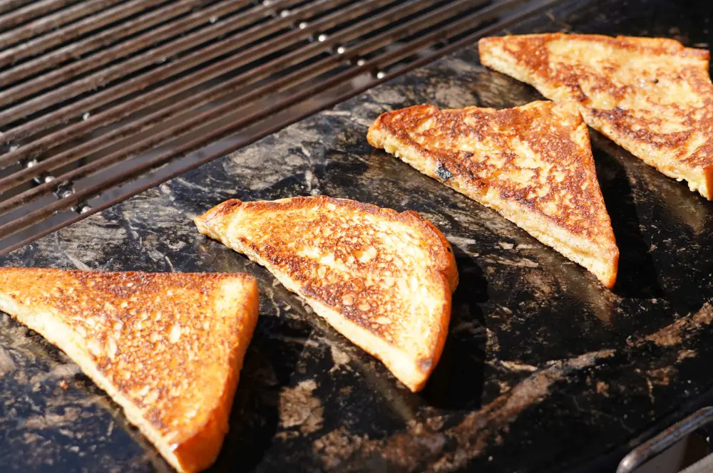Die Toastscheiben werden geröstet
