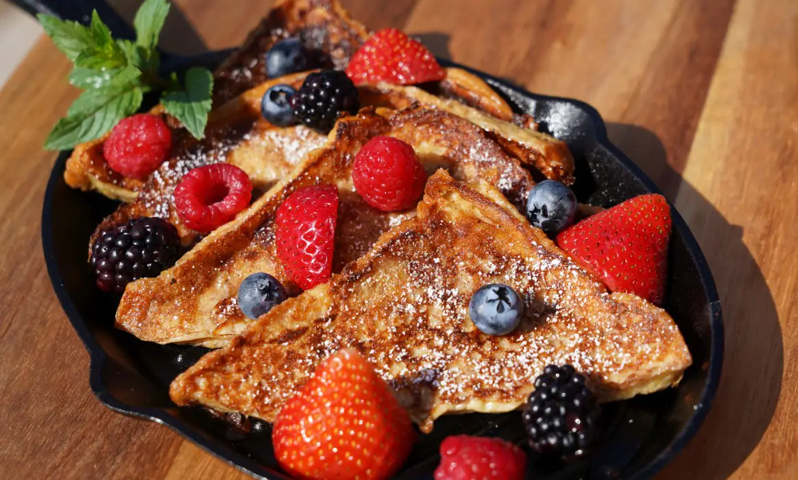 French Toast mit Früchten - Armer Ritter auf amerikanisch | BBQPit.de