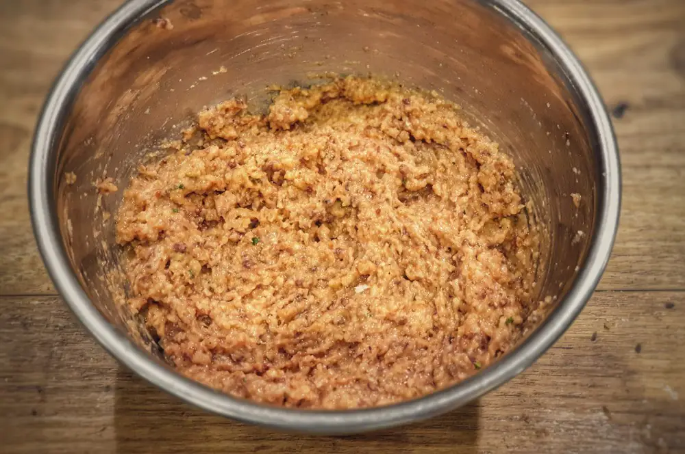 Die Masse für die Lebkuchenkruste ist fertig