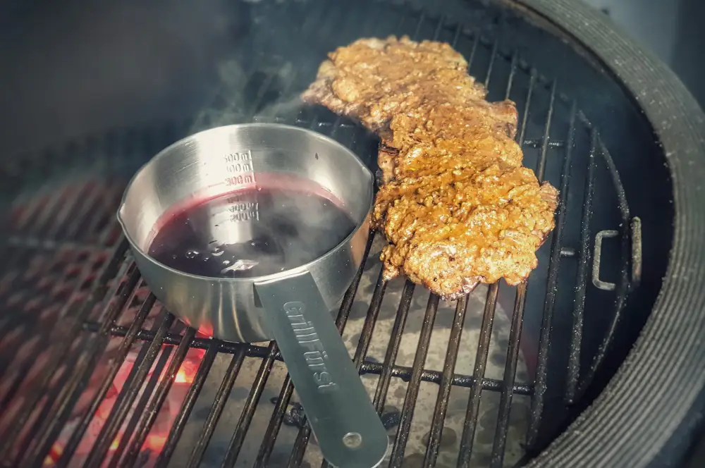 Das Iberico Secreto mit Lebkuchenkruste wird indirekt gar gezogen
