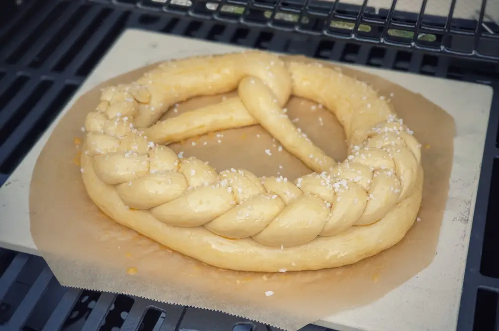 Neujahrsbrezel - Fluffige Hefebrezel für den Start ins neue Jahr! 6 Die Brezel wird bei 180°C gebacken