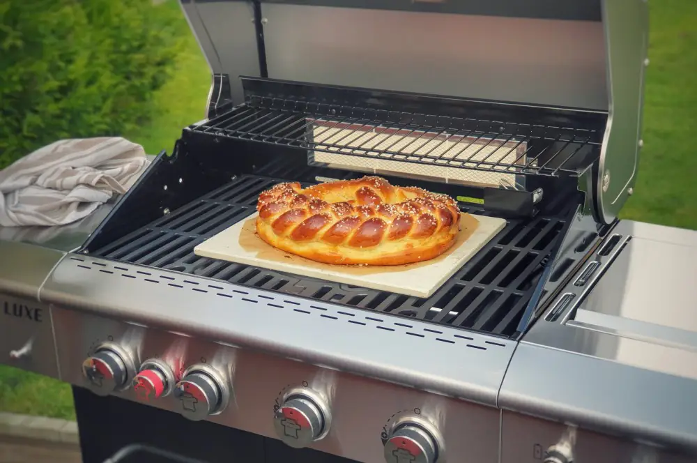 Neujahrsbrezel - Fluffige Hefebrezel für den Start ins neue Jahr! 9 Neujahrsbrezel auf dem Nexgrill 4B Deluxe Gasgrill