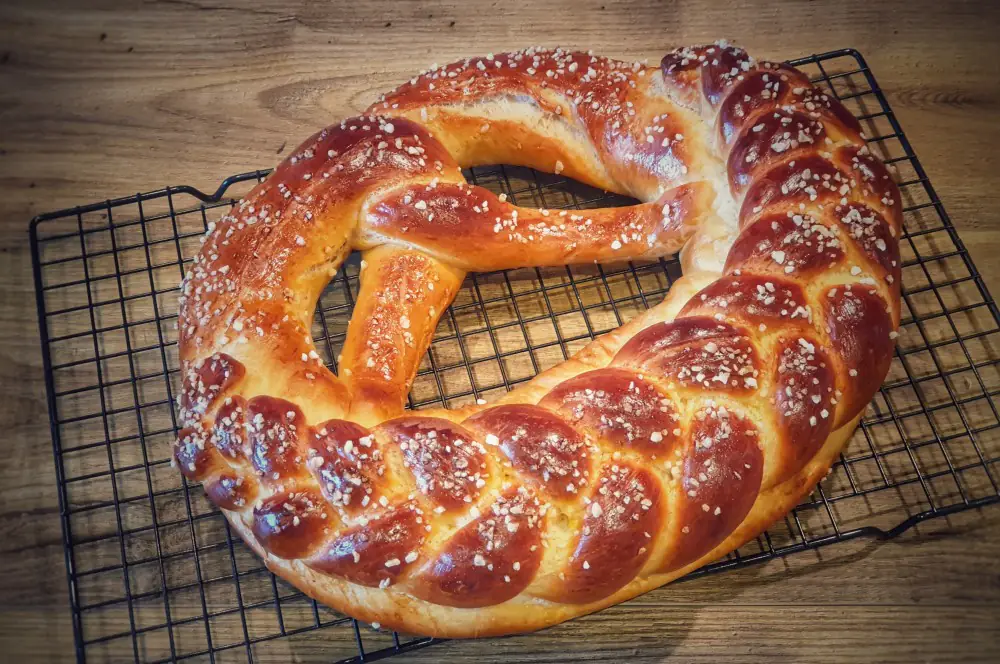 Neujahrsbrezel - Fluffige Hefebrezel für den Start ins neue Jahr! 10 Neujahrsbrezel