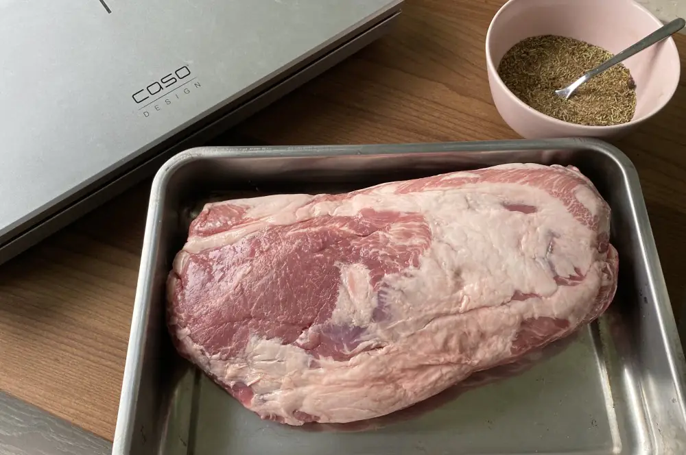 Coppa - Luftgetrockneter Schinken aus dem Schweinenacken 3 Der Schweinenacken ist bereit für die "Pökelmischung"