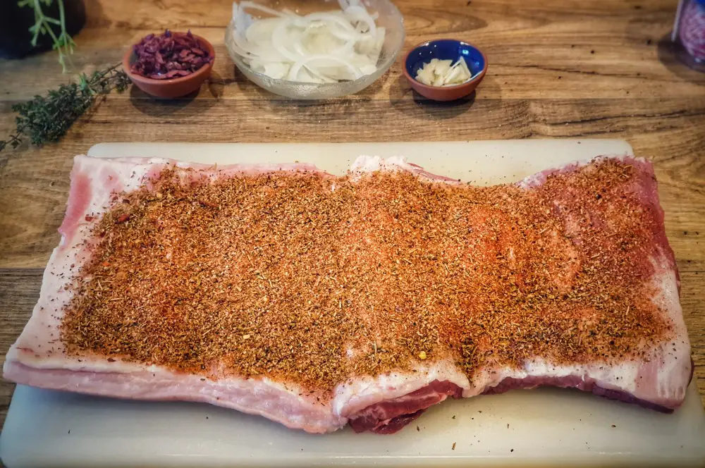 Griechischer Rollbraten 2 Der Schweinebauch wird mit Smoking Zeus gewürzt