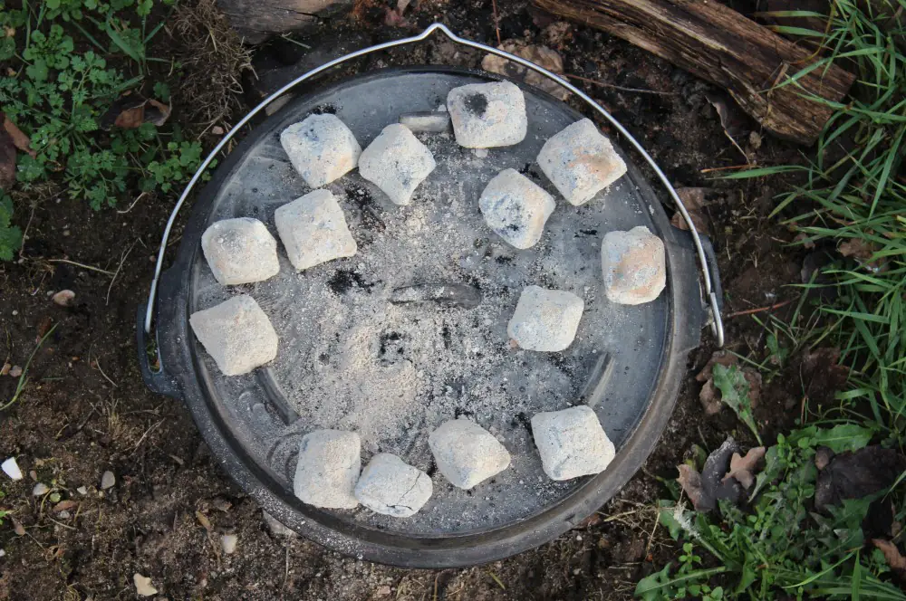 14 Kokoko Eggs auf dem Deckel und 10 Stück unter dem Dutch Oven