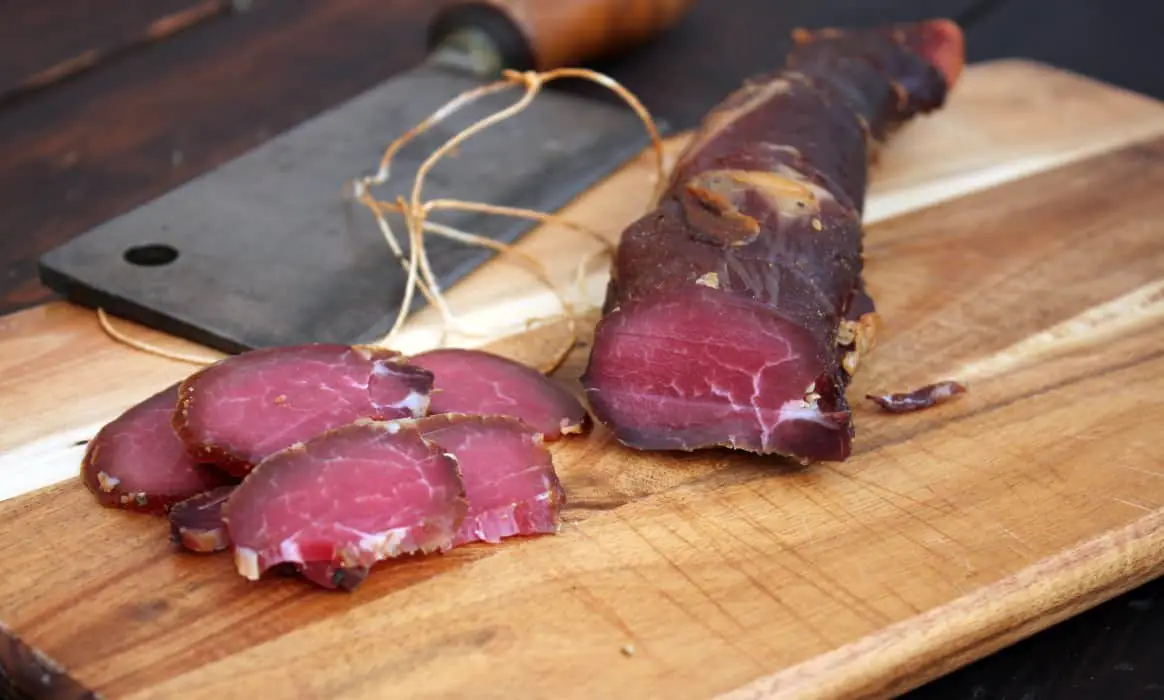Geräuchertes Schweinefilet - Filetschinken kaltgeräuchert | BBQPit.de salsiccia-spieße-Geraeuchertes Schweinefilet-Salsiccia-Spieße mit Schweinefilet und getrockneten Tomaten