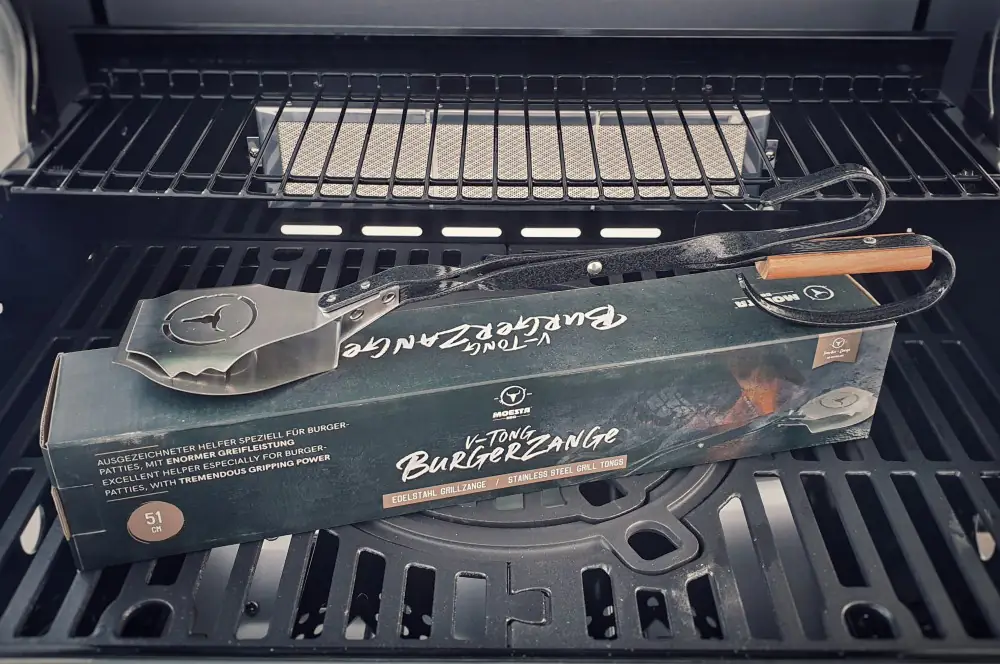 V-Tong Burgerzange von Moesta-BBQ im Quick-Check 2 Die Burgerzange ist 51 cm lang