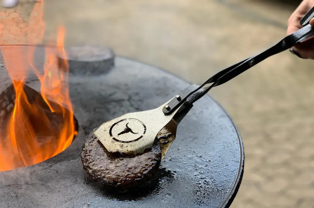 V-Tong Burgerzange von Moesta-BBQ im Quick-Check 4 Burgerpatties lassen sich schnell und sicher wenden