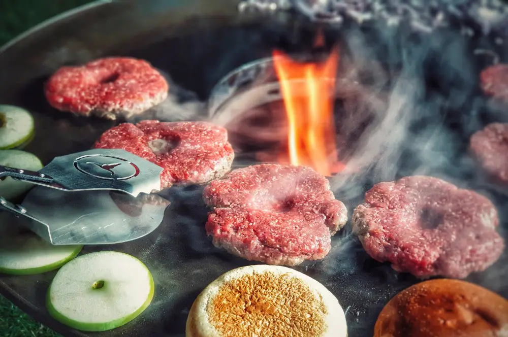 V-Tong Burgerzange von Moesta-BBQ im Quick-Check 3 Die Zange hat Burgerpatties sicher im Griff