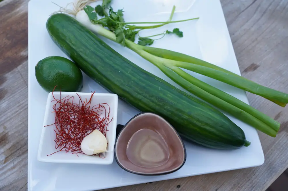 Gurkensalsa - Fruchtige Salsa mit Gurke, Chili und Limette 1 Alle Zutaten für die Gurkensalsa auf einen Blick