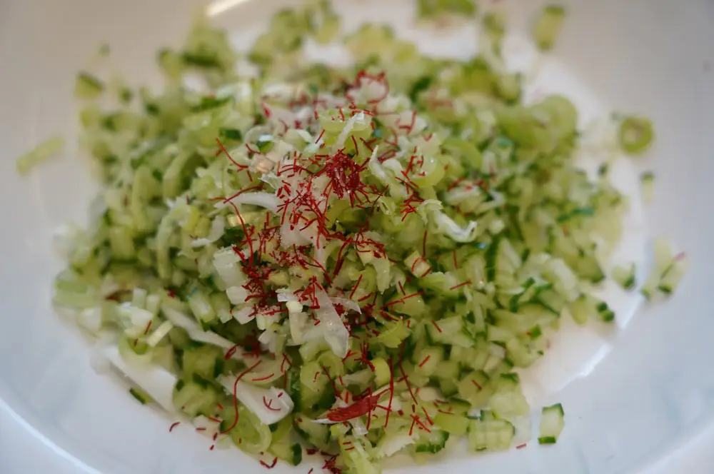 Gurkensalsa - Fruchtige Salsa mit Gurke, Chili und Limette 2 Alle Zutaten werden miteinander vermengt
