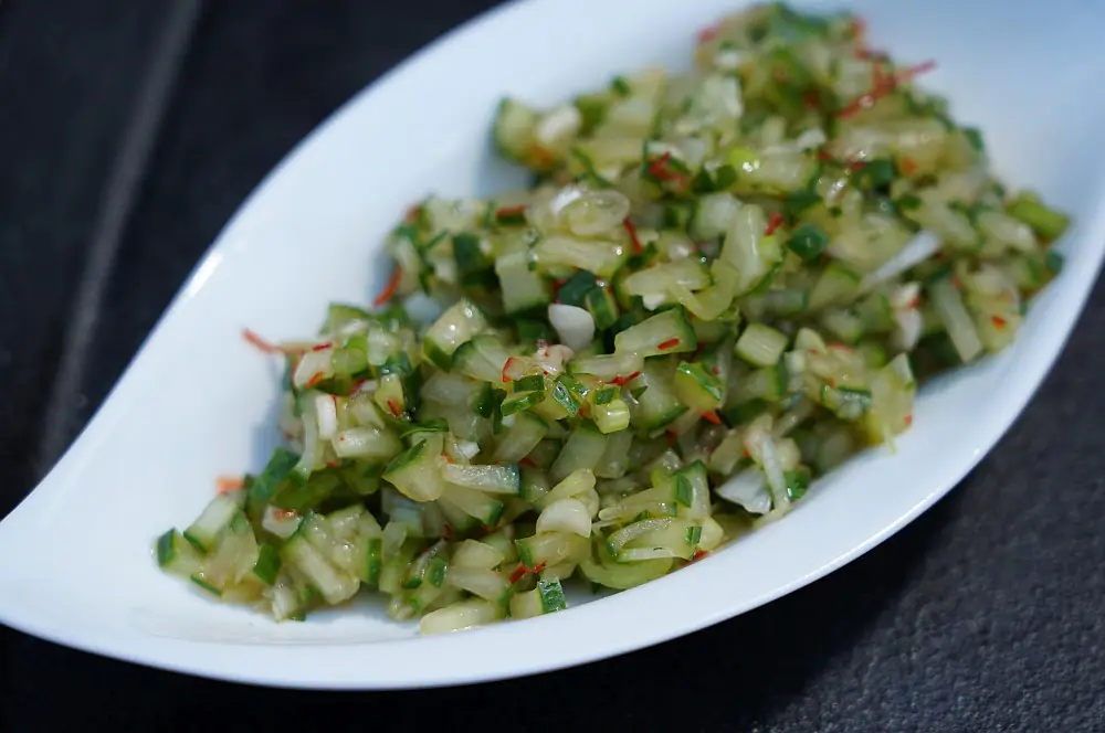 Gurkensalsa - Fruchtige Salsa mit Gurke, Chili und Limette 3 Frische Gurkensalsa mit Chili und Knoblauch