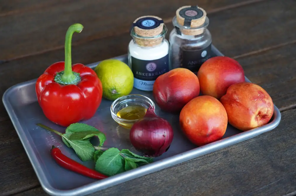 Nektarinen-Salsa mit Paprika, Minze und Limette 1 Alle Zutaten für die Nektarinen-Salsa auf einen Blick